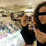 La stessa ragazza si serve di un tester del mascara per le ciglia 